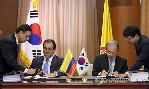 二位部长签署两国的自由贸易协定。 (Photo: 图片来源：韩联社)