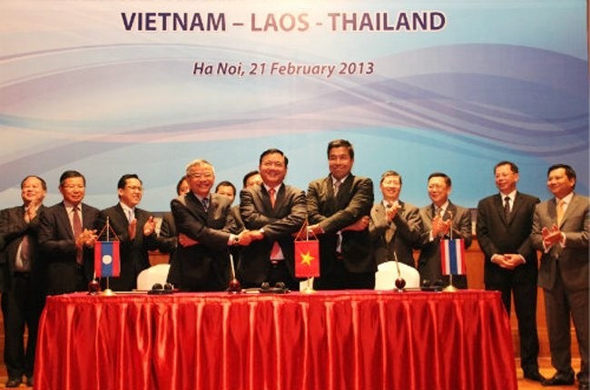  越南、老挝和泰国等三国交通运输部长签署了《GMS便利货物及人员跨境运输协定》备忘录修订版。 (Photo: 图片来源：为交通运输部提供)