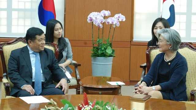 阮志勇部长会见韩国外交部长官康京。