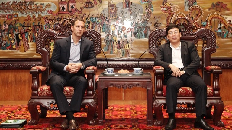 永福省委常委会委员黎维成与英国凯旋摩托公司执行经理杰米·乐刻合影。