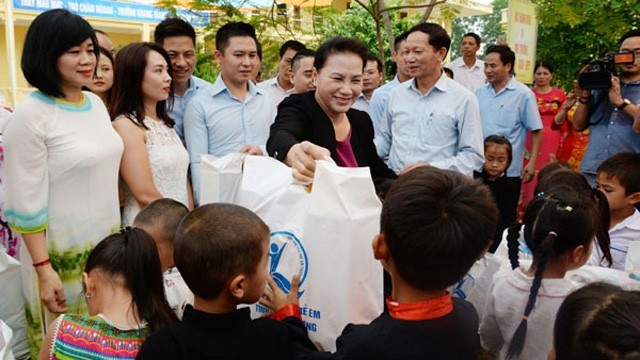 国会主席阮氏金银向中安乡儿童赠送礼物。