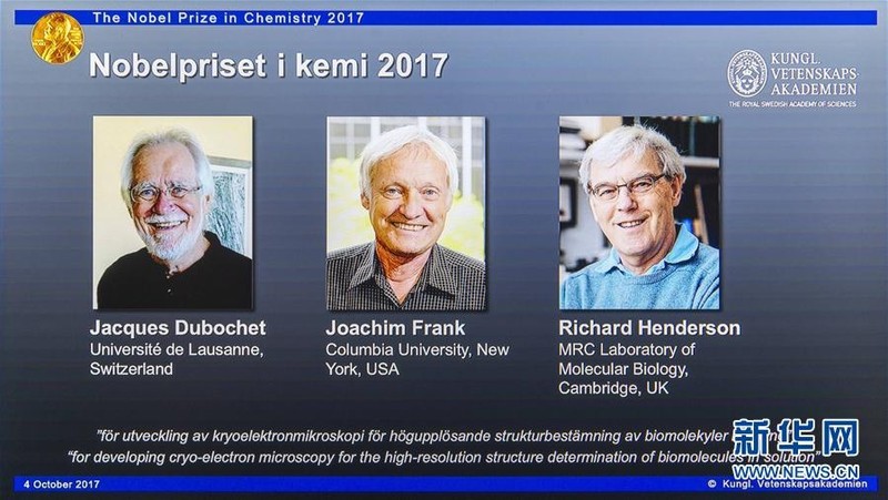 10月4日，在瑞典斯德哥尔摩，获得2017年诺贝尔化学奖的瑞士科学家雅克·杜博歇、美国科学家约阿希姆·弗兰克以及英国科学家理查德·亨德森（从左至右）的照片显示在屏幕上。　图片来源：新华社
