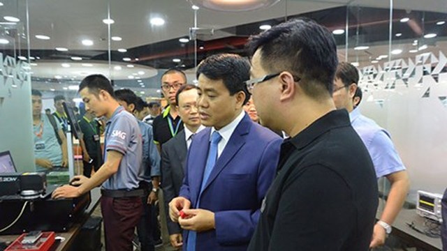 河内市人民委员会主席阮德钟参观众创空间。（图片来源：infonet.vn）