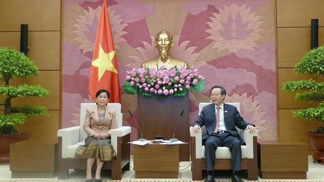 越南国会副主席冯国显会见老挝国家审计署审计长温通•西潘敦。（图片来源：国会官网）