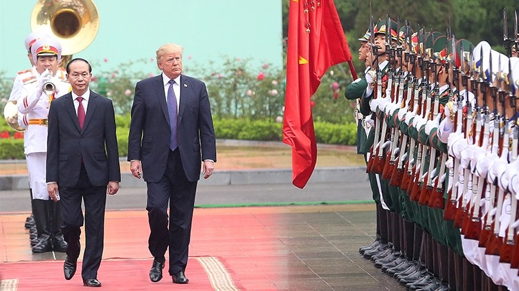 越南国家主席陈大光同美国总统特朗普共同检阅仪仗队。登科 摄
