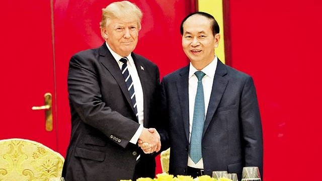 越南国家主席陈大光同美国总统唐纳德·特朗普握手。