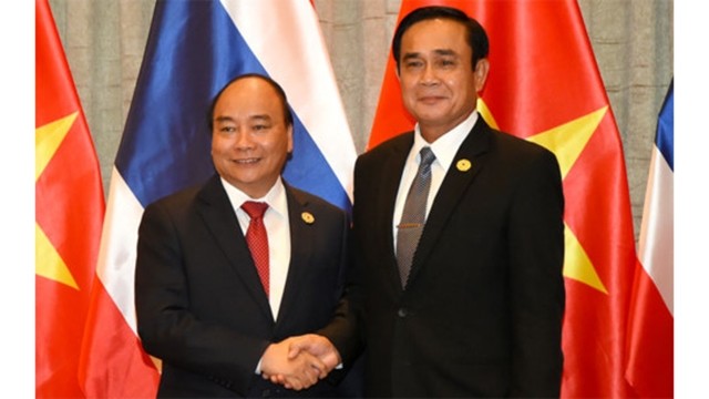 越南政府总理阮春福会见泰国总理巴育•占奥差。（图片来源：VGP）