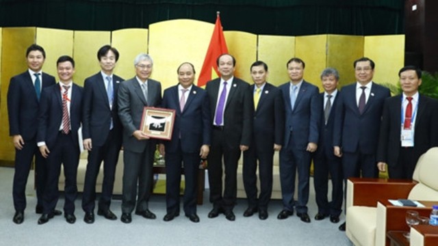 越南政府总理阮春福和出席2017年APEC工商领导人峰会的大型企业领导。（图片来源:越通社）