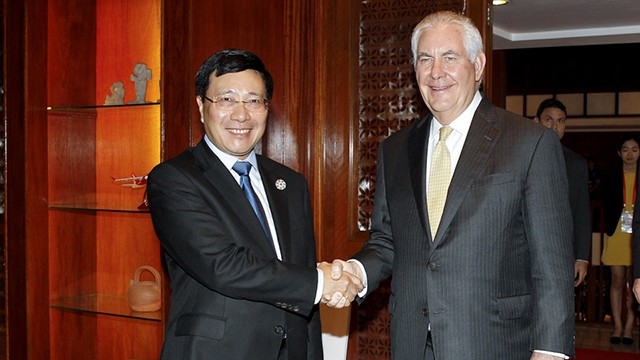 越南政府副总理兼外长范平明会见美国国务卿蒂勒森。（图片来源：越通社）