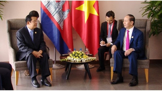 越南国家主席陈大光会见柬埔寨首相洪森。（图片来源：VOV）