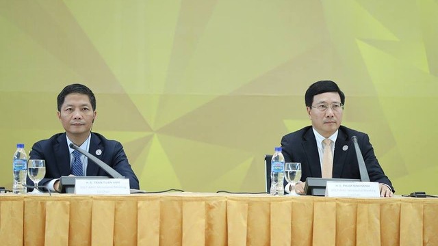 越南政府副总理兼外交部长范平明（右）与越南工贸部部长陈俊英（左）共同主持新闻发布会。