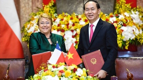 越南国家主席陈大光同智利总统米歇尔•巴切莱特见证两国各项协议签字仪式。