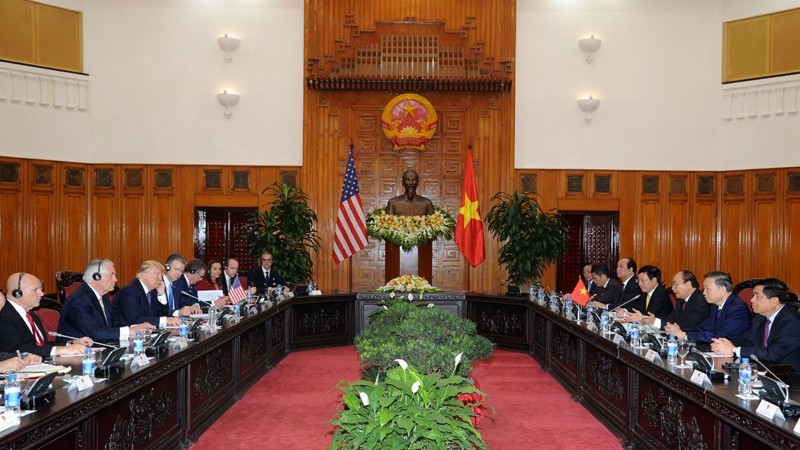越南政府总理阮春福同美国总统特朗普举行会谈。陈海 摄