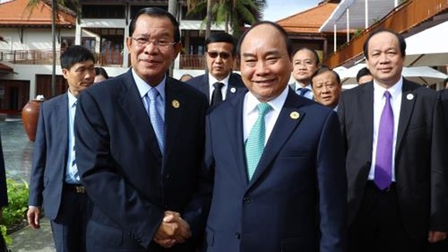 越南政府总理阮春福会见柬埔寨首相洪森。（图片来源：越通社） 