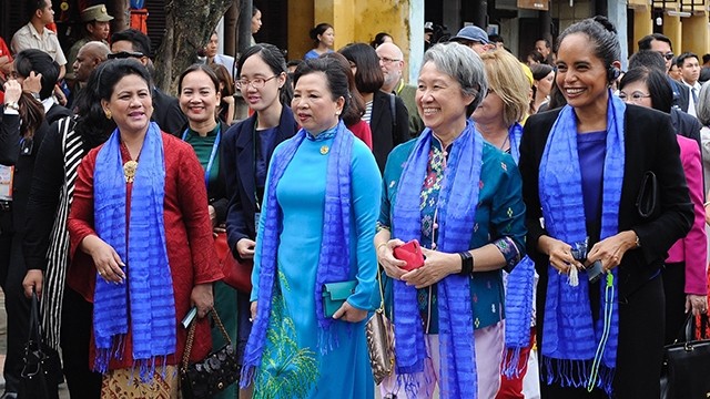 各位夫人参观会安古街。（图片来源： 维玲 摄）