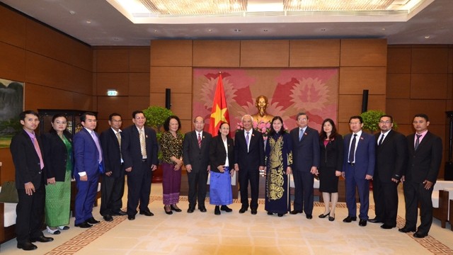 越南国会副主席汪周刘同柬埔寨国会外交、国际合作及媒体新闻委员会代表团合影。（图片来源：国会网站）