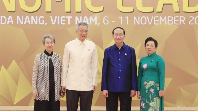 越南国家主席陈大光和新加坡总理李显龙穿着APEC服装。