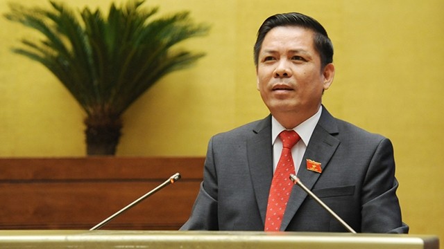 交通运输部长阮文体报告、解答和澄清国会代表提出的一些问题。（陈海 摄）