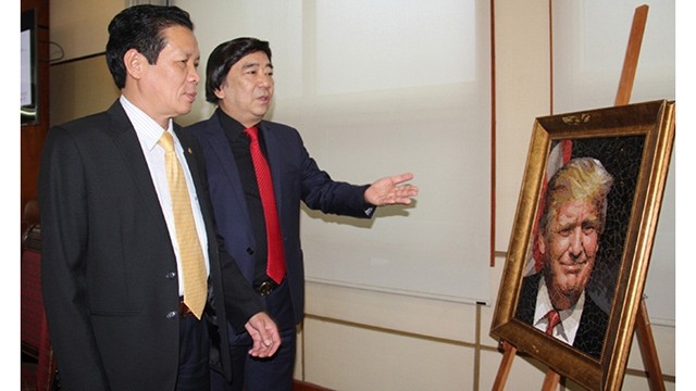 通信传媒部副部长黄永宝观看美国总统的肖像。