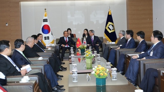 张和平副总理会见韩国大法院院长金命洙。（图片来源：VGP）