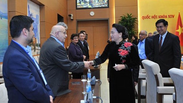 越南国会主席阮氏金银会见世界和平理事会执委会代表团。（图片来源：VOV）