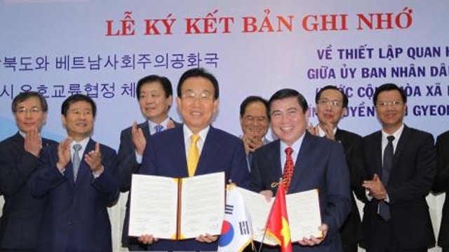 越南胡志明市与韩国庆尚北道缔结友好合作关系的备忘录签字仪式。
