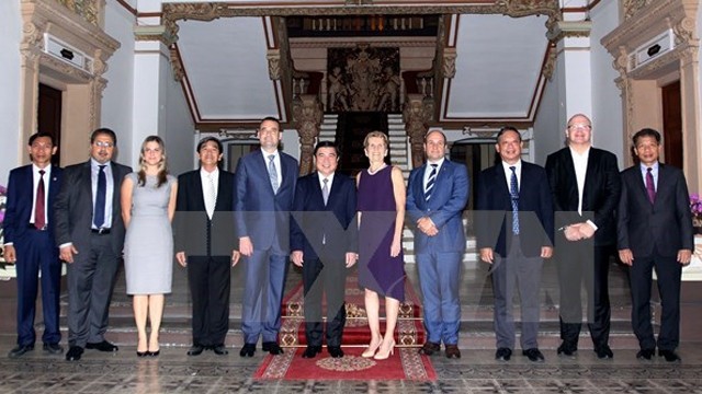 胡志明市人民委员会主席阮诚峰和加拿大安大略省代表合影。（图片来源：越通社）
