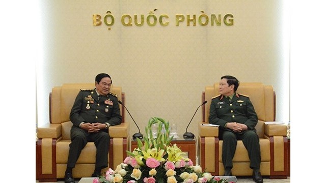 国防部长吴春历大将会见Kun Kim大将。（图片来源：越通社）