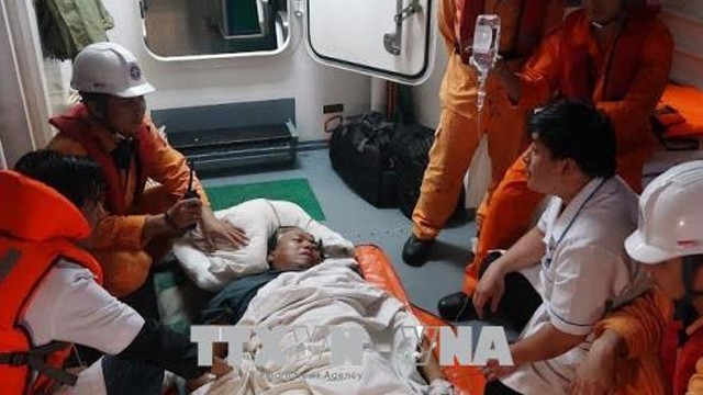 一名菲律宾籍船员及时被接送上岸治疗。