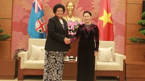 国会主席阮氏金银会见斐济议长斐济议长吉科•卢维尼。