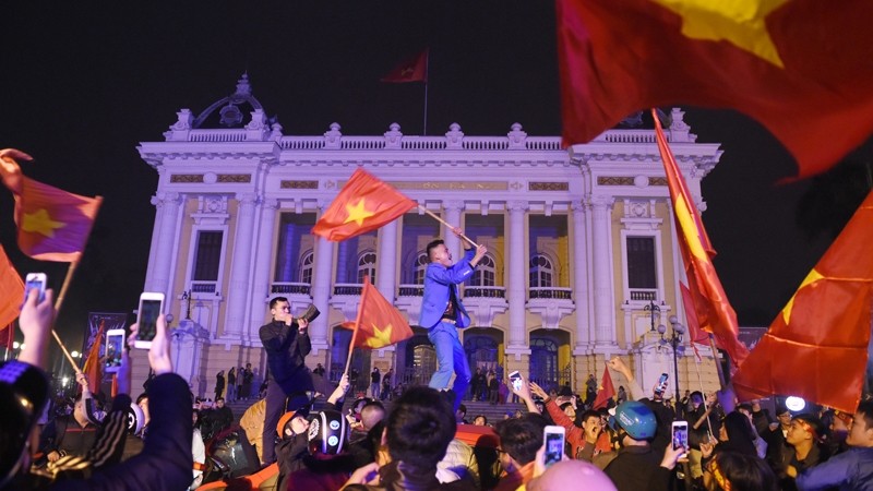 首都河内市民庆祝越南U23足球队的胜利。（图片来源： 青海 摄）