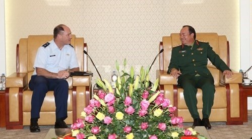 范玉明上将和迈克尔少将。（图片来源：VOV）