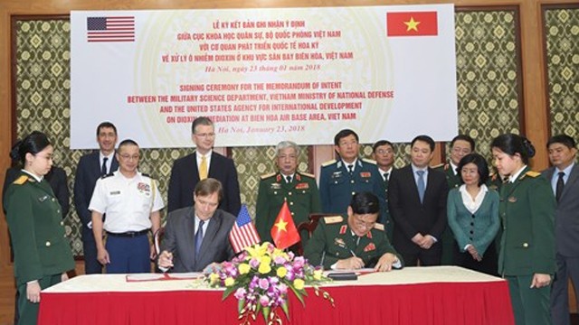 越南国防部副部长阮志咏与美国驻越南大使丹尼尔•克里滕布林克出席签订仪式。
