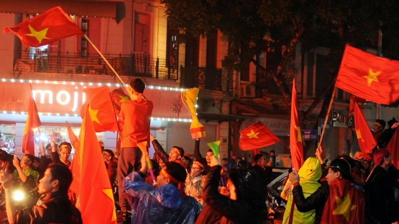 球迷们庆祝越南U23队的历史性成绩。（图片来源：陈海 摄）