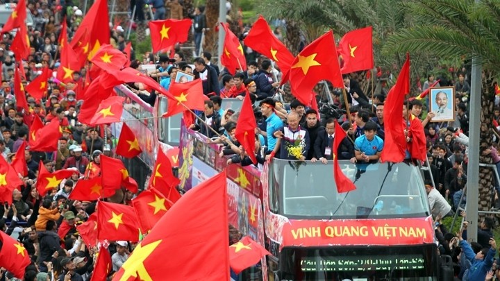 越南万人街上迎接越南U23足球队回国。（图片来源：维玲 摄）