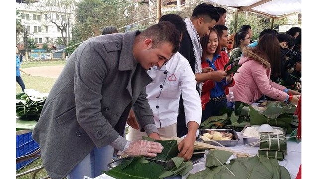  在越南的外国留学生欢乐体验越南传统春节活动。