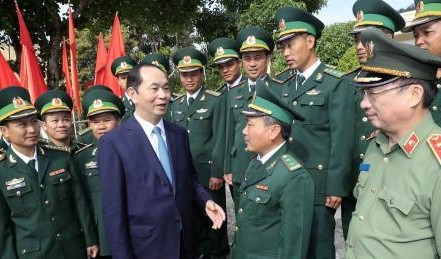 陈大光主席和若凯边防哨干部、战士。（图片来源：越通社）