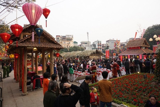 2018戊戌年春节书法展吸引众多人的关注。（图片来源：dantri.vn）