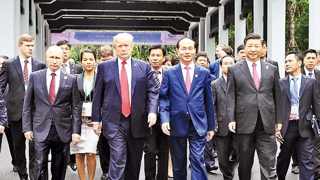 越南国家主席陈大光和出席APEC第二十五次领导人非正式会议的各成员经济体领导人。