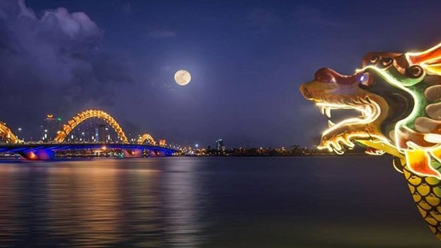 岘港市龙桥。