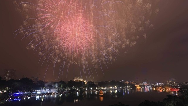 这是在河内市还剑湖拍摄的新年焰火表演。（陈海 武维灵 摄）