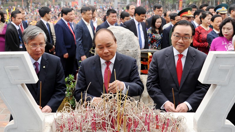 阮春福总理参加敬香仪式。（图片来源：VGP）