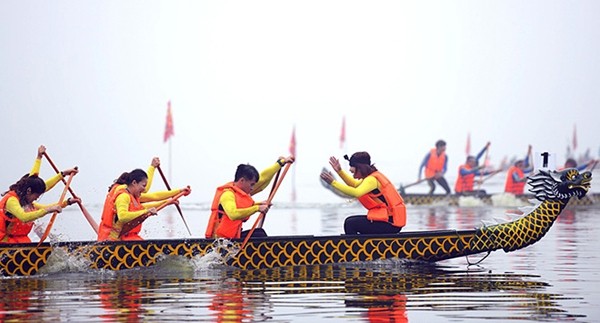 这是河内市首次举行传统龙舟赛。
