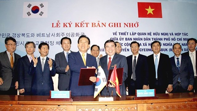 图为：越南胡志明市和韩国庆尚北道于2017年12月3日签署友好合作备忘录。