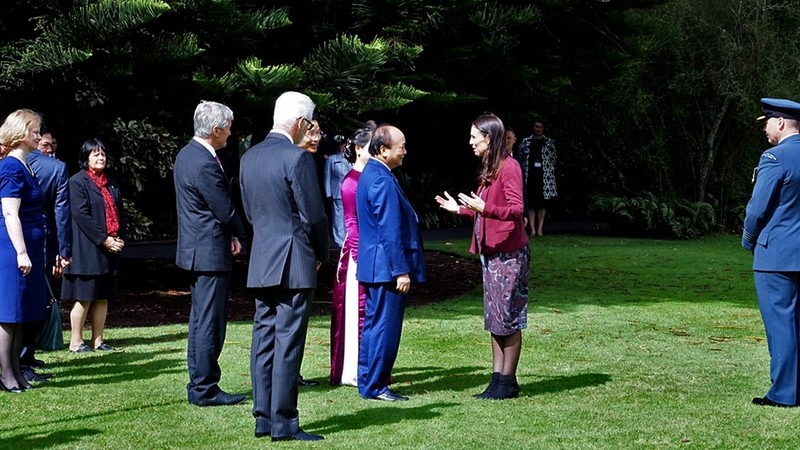 新西兰总理在总督府举行仪式欢迎阮春福总理。