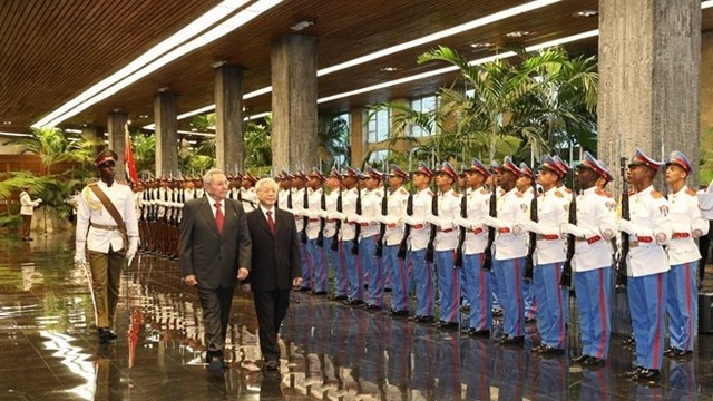 阮富仲总书记和古巴国务委员会主席劳尔•卡斯特罗检阅仪仗队。（图片来源：越通社）