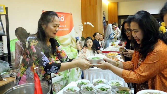 越南河粉在美食节上颇受欢迎。（图片来源：越通社）