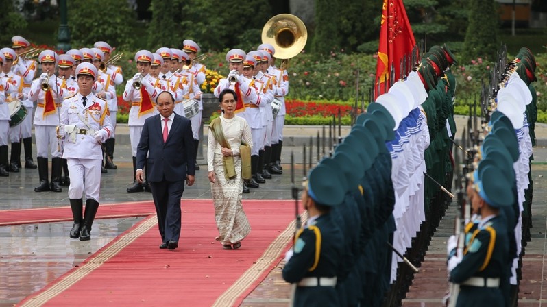 阮春福总理和缅甸国家顾问昂山素季检阅仪仗队。（陈海 摄）