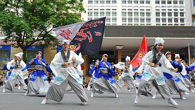 在河内市步行街表演索朗祭传统舞蹈节目。