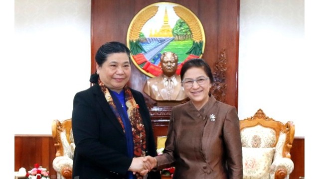 越南国会常务副主席丛氏放与老挝国会主席老巴妮•雅陶都。（图片来源：越通社）